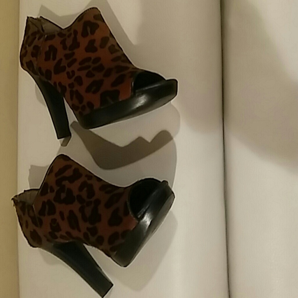 Banana Republic 6 med leopard fur bootie peep toe